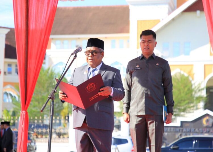 Penjabat Bupati Aceh Utara Dr Mahyuzar MSi, membacakan sambutan Menteri Sosial RI Saifullah Yusuf, dalam upacara Hari Pahlawan Nasional di lapangan Landing, Lhoksukon, Senin (11/11/2024). Foto: Humas