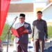Penjabat Bupati Aceh Utara Dr Mahyuzar MSi, membacakan sambutan Menteri Sosial RI Saifullah Yusuf, dalam upacara Hari Pahlawan Nasional di lapangan Landing, Lhoksukon, Senin (11/11/2024). Foto: Humas