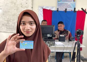 Disdukcapil Aceh Utara melakukan perekaman KTP elektronik (KTP-el) bagi pemilih pemula di SMAN 1 Seunuddon. Foto: IST.