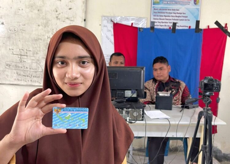 Disdukcapil Aceh Utara melakukan perekaman KTP elektronik (KTP-el) bagi pemilih pemula di SMAN 1 Seunuddon. Foto: IST.