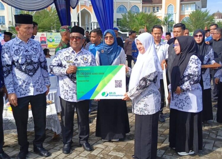 Puncak peringatan Hari Guru Nasional (HGN) ke-79 Pemkab Aceh Utara di lapangan Landing Lhoksukon, Senin (25/11/2024). Foto: Humas