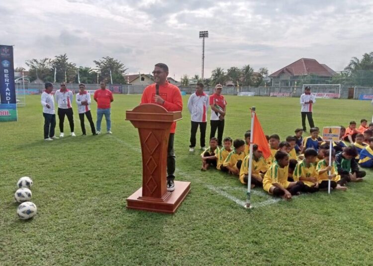 Anggota DPR RI Komisi III, M. Nasir Djamil menyampaikan sambutan dalam Opening Ceremony Elementary School Football Tournament Muara Batu-Sawang 2024 di Stadion Krueng Mane. Foto: Dok. Pemkab