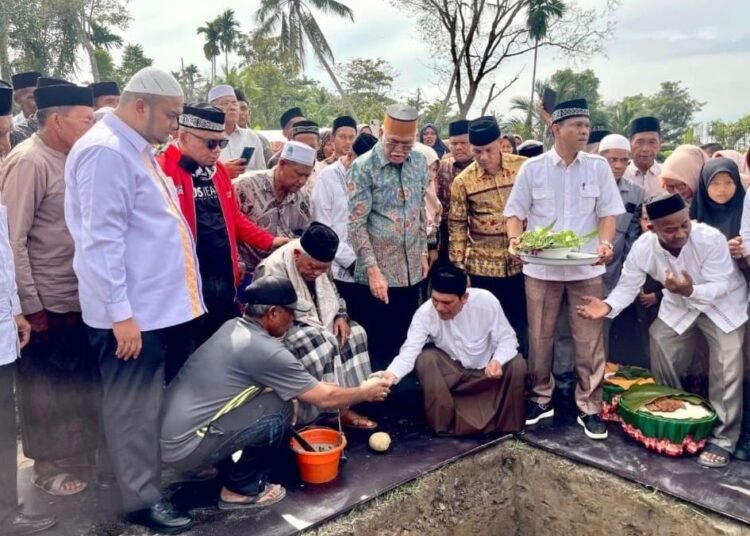 Peletakan batu pertama pembangunan Masjid Nuur Ar Radhiyyah di Gampong Alue Keujruen, Kecamatan Tanah Luas, Kabupaten Aceh Utara, Minggu (22/12/2024). Foto: IST.