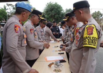 Kapolres Aceh Utara AKBP Nanang Indra Bakti SH SIK, melakukan pemeriksaan langsung terhadap senjata api (senpi) dinas dan amunisi yang digunakan oleh personel, di halaman Mapolres Aceh Utara, Lhoksukon, Senin (23/12/2024). Foto: Dok. Humas