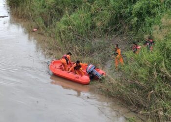 Tim SAR bersama pihak kepolisian saat mengevakuasi jenazah korban di Sungai Keureuto, Aceh Utara. Foto: Dok. Polres Aceh Utara