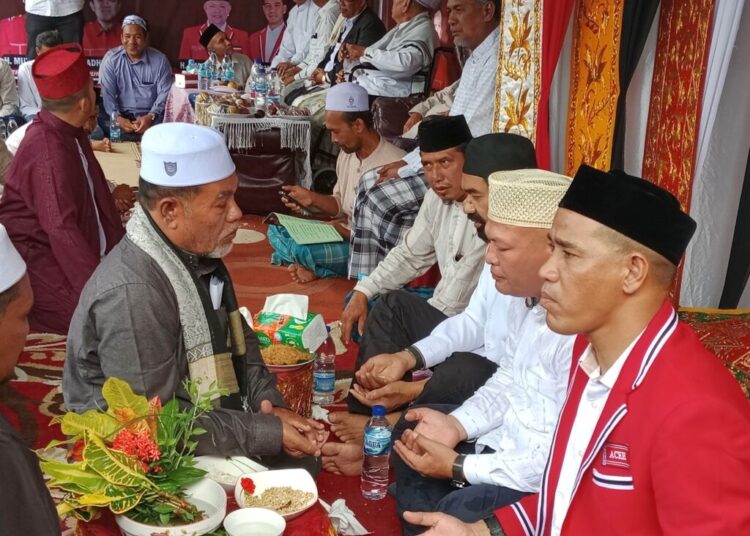Peusijuek (tepung tawar) Gubernur Aceh Terpilih bersama Bupati dan Wakil Bupati Aceh Utara Terpilih di kompleks Makam Sultan Malikussaleh, Aceh Utara, Selasa (7/1/2025). Foto: For Infoacehutara.com