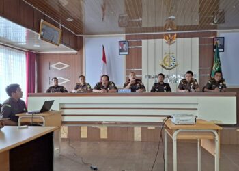 Kajari Aceh Utara Teuku Muzafar SH MH saat memaparkan capaian kinerja tahun 2024 dalam jumpa pers di kantor Kejari Aceh Utara, Lhoksukon, Selasa (7/1/2025). Foto: Abe