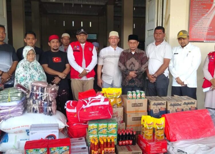 Penyerahan bantuan bagi korban kebakaran di Keude Jungka Gajah, Meurah Mulia, Aceh Utara. Foto: Dinsos