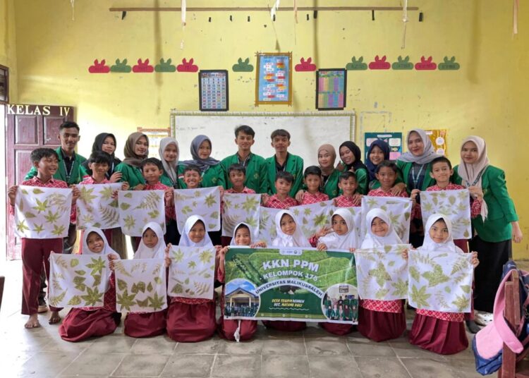 Mahasiswa KKN PPM Universitas Malikussaleh Kelompok 175 melaksanakan pelatihan kerajinan ecoprint bagi siswa SD Negeri 8 Matangkuli, Aceh Utara, Rabu (15/1/2025). Foto: For Infoacehutara.com
