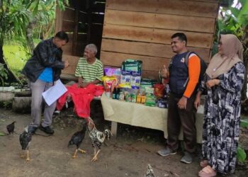 Dinas Sosial PPPA Aceh Utara menyalurkan Bansos Jadup kepada Abdurrahman (74), Lansia yang alami kelumpuhan, hidup sebatang kara di Desa Pucok Alue, Kecamatan Baktiya, Sabtu (18/1/2025). Foto: IST