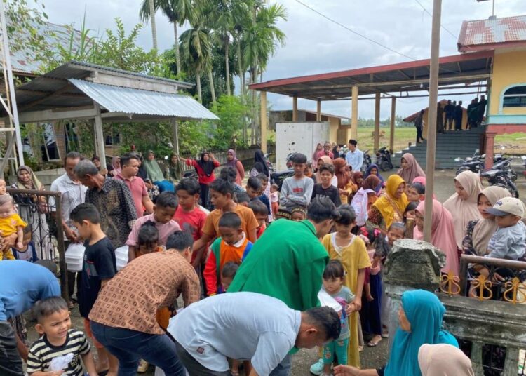 Mahasiswa KKN-PPM Universitas Malikussaleh Kelompok 99 terlibat aktif dalam acara Khanduri Blang di Gampong Krueng Baro Blang Mee, Kecamatan Samudera, Aceh Utara, Sabtu (18/1/2025). Foto: For Infoacehutara.com