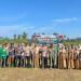 Mahasiswa KKN PPM Unimal turut serta dalam program Penanaman Jagung Serentak 1 Juta Hektare di Gampong Keutapang, Kecamatan Syamtalira Aron, Aceh Utara. Foto: For Infoacehutara.com