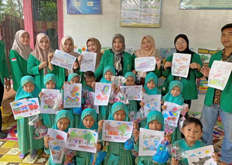 Kegiatan Belajar Mewarnai bersama Mahasiswa KKN PPM Universitas Malikussaleh Kelompok 191 di PAUD Mustagfirah Matangkuli. Foto: For Infoacehutara.com