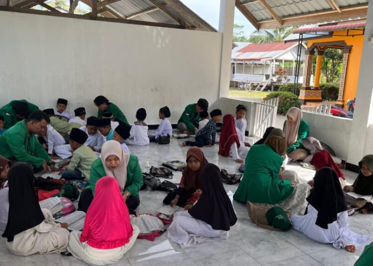 Tingkatkan Literasi Al-Qur’an, Mahasiswa KKN Unimal Kelompok 247 Mengajar Ngaji Anak-anak Cot Ara