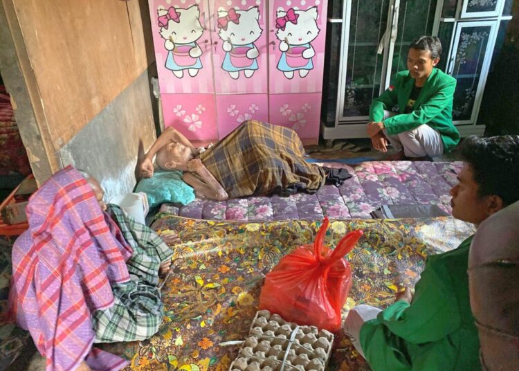Cetus Program Peduli Lansia, Kelompok 42 KKN Unimal Salurkan Sembako kepada Warga Berusia Lanjut di Gampong Langa