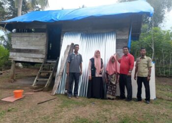 Pemkab Aceh Utara Serahkan Bantuan untuk Korban Musibah Angin Kencang di Banda Baro