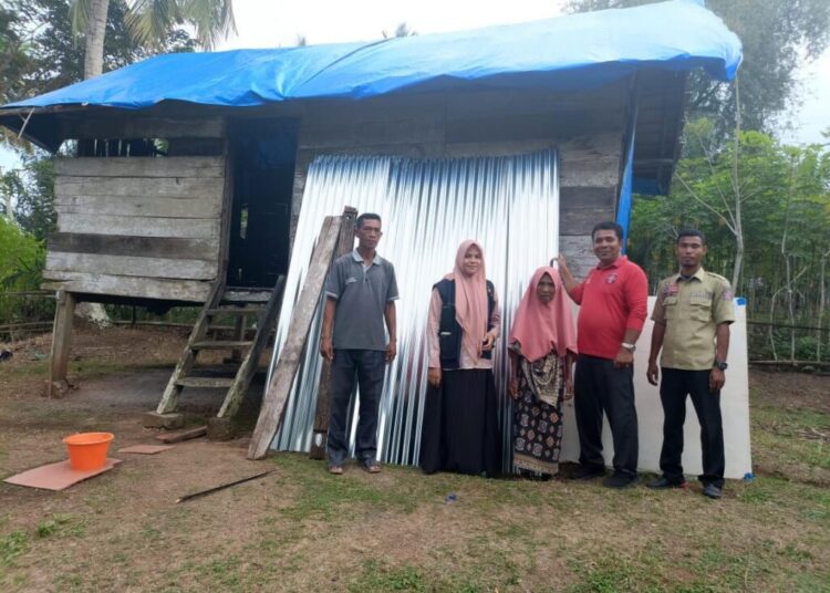 Pemkab Aceh Utara Serahkan Bantuan untuk Korban Musibah Angin Kencang di Banda Baro