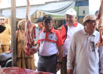 Jelang Meugang, Sekda Tinjau Pasar Lhoksukon Pastikan Harga Sembako dan Daging Stabil