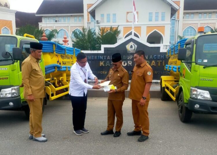 Bupati Aceh Utara Terima 2 Unit Mobil Tangki dan 1.177 Septik Tank Senilai Lebih Rp30 Miliar