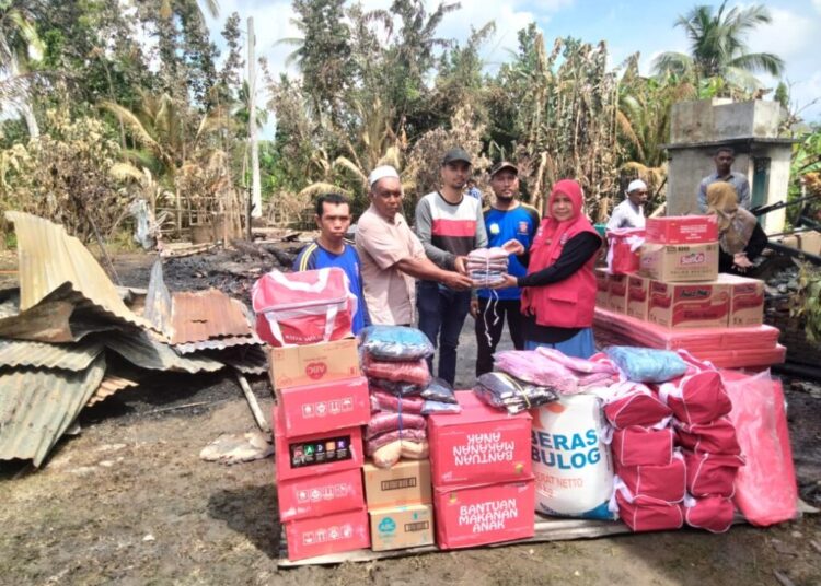 Pemkab Aceh Utara Serahkan Bantuan bagi Korban Kebakaran di Lapang dan Tanah Luas