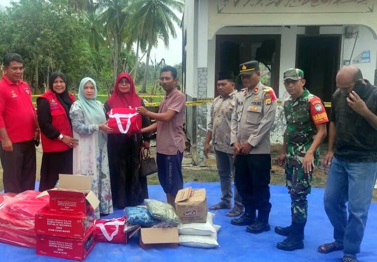 Ketua TP PKK Aceh Utara Serahkan Bantuan bagi Lansia Korban Kebakaran di Seunuddon