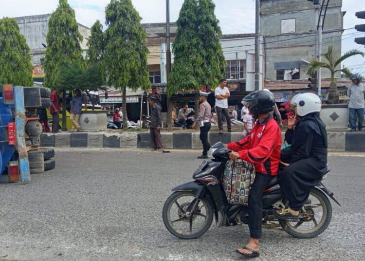 Ditabrak Mobil Rush, Truk Tangki PDAM Terguling di Perempatan Lhoksukon