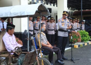Penyandang Disabilitas Terima Bantuan Sepmor Roda Tiga dari Kapolres Aceh Utara