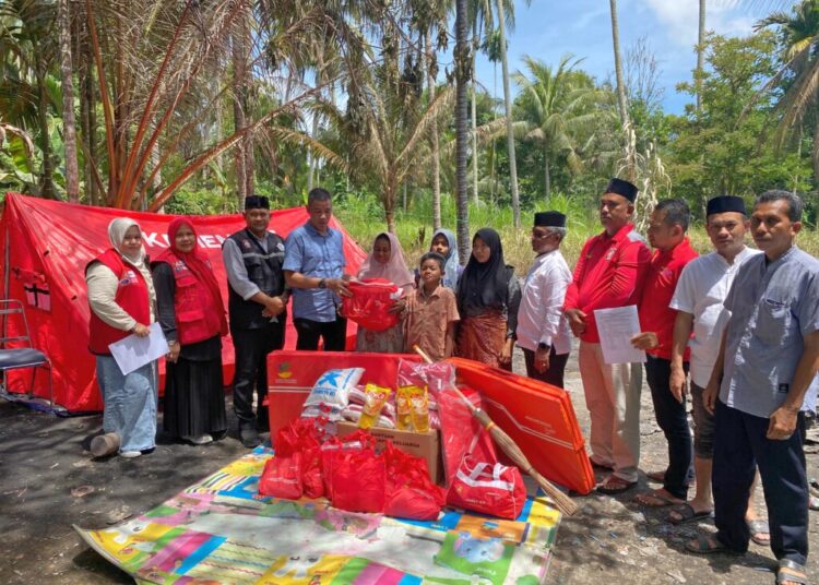 Wabup Tarmizi Panyang Serahkan Bantuan Masa Panik untuk Korban Kebakaran di Sawang