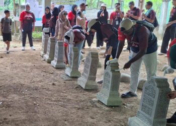 Kegiatan Meuseuraya atau gotong royong membersihkan kawasan makam Sultan Malikussaleh