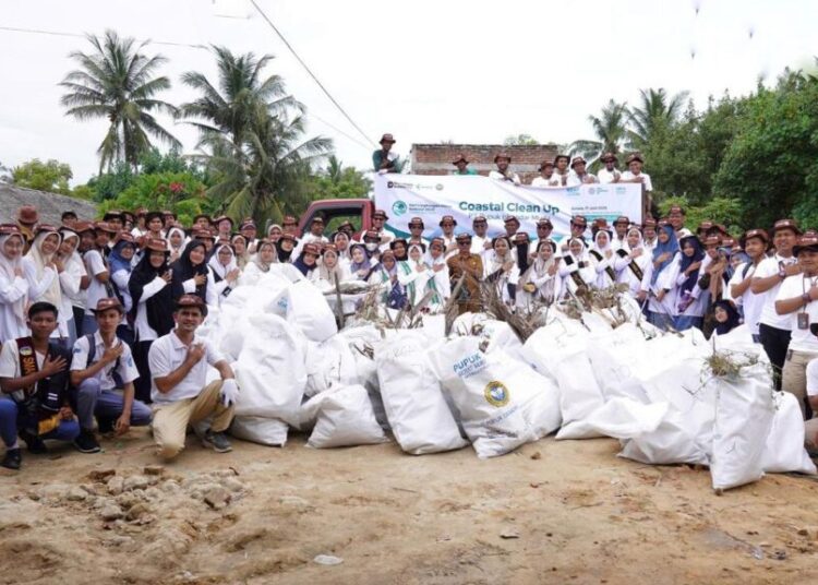PT PIM Bersihkan Pantai dan Tanam Pohon