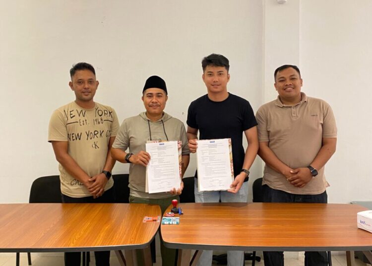 Ketua AFKab Aceh Utara, Nazaruddin, bersama pelatih kepala tim futsal Aceh Utara Akhmad Riansyah