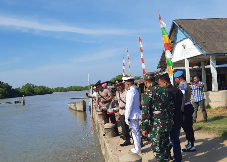 Peringati Hari Bhayangkara ke-79, Polres Aceh Utara Gelar Tabur Bunga di Pesisir Laut Seunuddon