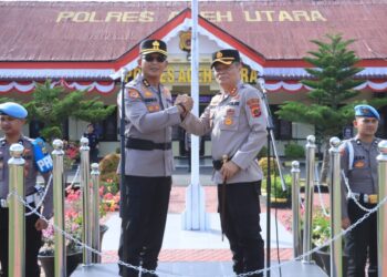 AKBP Nanang Indra Bakti, S.H., S.I.K., salam komando dengan AKBP Trie Aprianto, S.H., M.H.