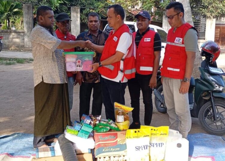 PMI Aceh Utara Salurkan Bantuan untuk Korban Kebakaran di Muara Batu