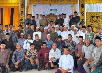 Abu H. Ismail TB (Abu Simpang Dama) secara resmi mengukuhkan pengurus Ikatan Alumni Dayah Bustanul 'Arifin