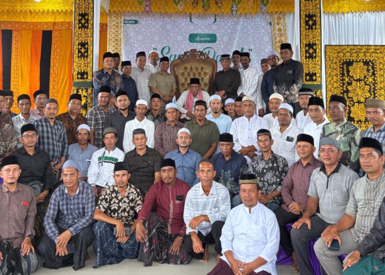 Abu H. Ismail TB (Abu Simpang Dama) secara resmi mengukuhkan pengurus Ikatan Alumni Dayah Bustanul 'Arifin