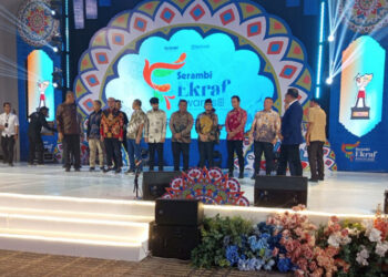 Bupati Aceh Utara, Ismail A Jalil (Ayahwa), menerima penghargaan Serambi Ekraf Awards 2025 yang diserahkan langsung oleh Menparekraf RI, Teuku Riefky Harsya, dalam acara penganugerahan yang berlangsung di Hotel The Pade, Banda Aceh