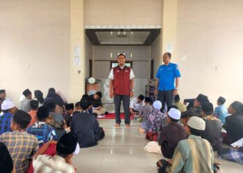 Ketua Panitia Pelaksana BBKT Aceh Utara Tahun 2025, Jafriadi, bersama Ketua Karang Taruna, Sarjani, saat mendampingi peninjauan lokasi oleh Kemensos (Sentra Darussa'adah) di Kompleks Dayah Raudhatul Huda, Gampong Matang Cibrek, Kecamatan Tanah Luas