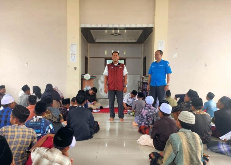 Ketua Panitia Pelaksana BBKT Aceh Utara Tahun 2025, Jafriadi, bersama Ketua Karang Taruna, Sarjani, saat mendampingi peninjauan lokasi oleh Kemensos (Sentra Darussa'adah) di Kompleks Dayah Raudhatul Huda, Gampong Matang Cibrek, Kecamatan Tanah Luas