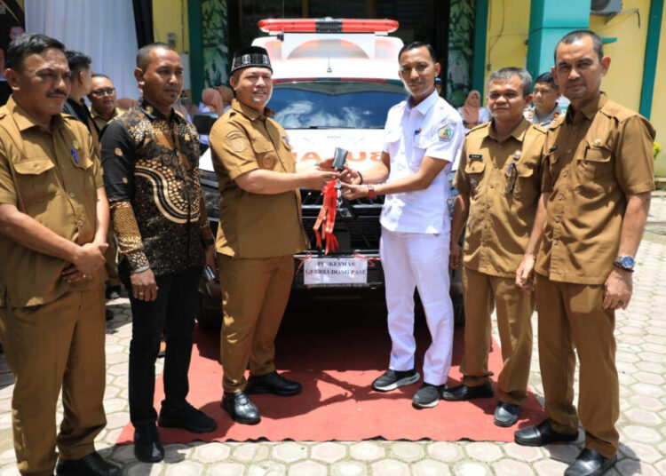Bupati Aceh Utara, Ismail A Jalil (Ayahwa), menyerahkan satu unit mobil ambulans untuk Puskesmas Geureudong Pase