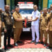 Bupati Aceh Utara, Ismail A Jalil (Ayahwa), menyerahkan satu unit mobil ambulans untuk Puskesmas Geureudong Pase