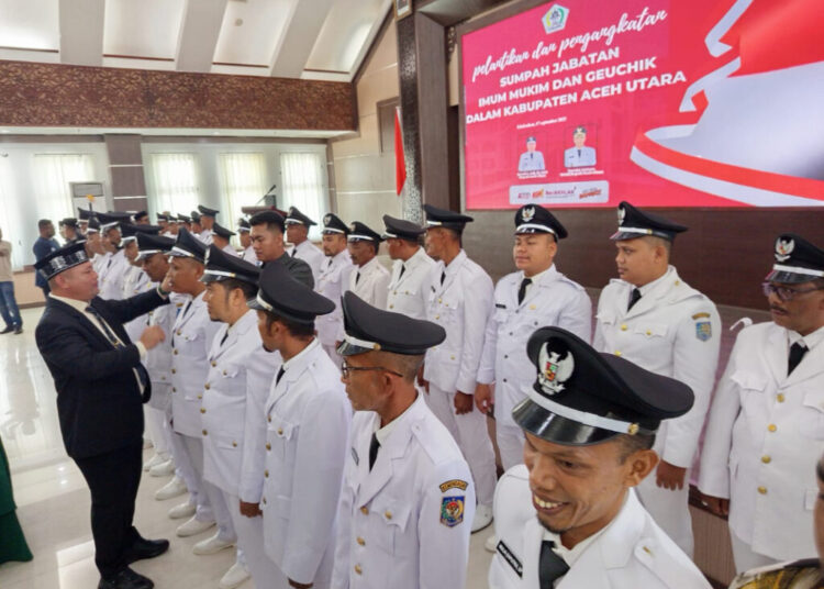 Bupati Aceh Utara, Ismail A. Jalil, melantik dan mengambil sumpah sebanyak 35 orang pejabat Kemukiman dan Gampong dari berbagai kecamatan di aula Kantor Bupati di Landing, Lhoksukon