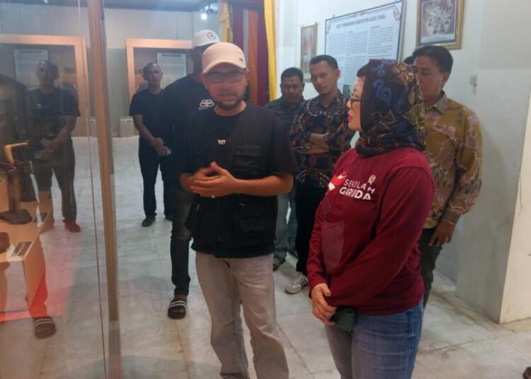 Wamen Diktisaintek, Prof. Stella Christie, mendengarkan dengan seksama penjelasan tentang berbagai koleksi bersejarah dari Kurator Museum, Sukarna Putra, dalam kunjungan kerja ke Museum Islam Samudra Pasai, Aceh Utara