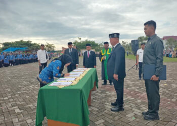 Bupati Aceh Utara, Ismail A Jalil (Ayahwa) menyerahkan Surat Keputusan (SK) kepada 1.093 Pegawai Pemerintah dengan Perjanjian Kerja (PPPK) Formasi 2024 di lingkungan Pemerintah Kabupaten Aceh Utara di Lapangan Upacara Landing, Lhoksukon