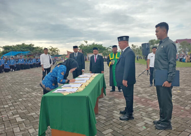 Bupati Aceh Utara, Ismail A Jalil (Ayahwa) menyerahkan Surat Keputusan (SK) kepada 1.093 Pegawai Pemerintah dengan Perjanjian Kerja (PPPK) Formasi 2024 di lingkungan Pemerintah Kabupaten Aceh Utara di Lapangan Upacara Landing, Lhoksukon