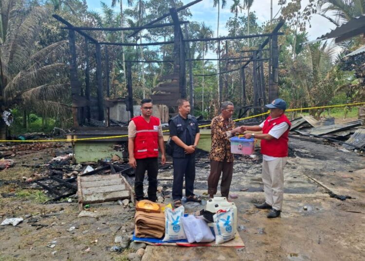 Wakil Ketua Bidang Organisasi PMI Aceh Utara, T. Hasansyah SH MH, menyerahkan bantuan kemanusiaan kepada keluarga korban kebakaran di Dusun Ulee Buket, Gampong Buket Mee LT, Kecamatan Lhoksukon