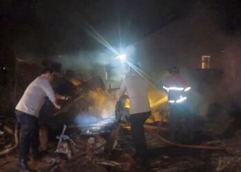 Petugas dan warga berjibaku memadamkan api yang melalap rumah kayu milik seorang petani di Dusun Balee Husen, Desa Teupin Beulangan, Kecamatan Samudera, Aceh Utara