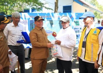 Direktur Air Minum Ditjen Cipta Karya, Oscar RH Siagian, bersama anggota Komisi V DPR RI Ruslan M. Daud dan Bupati Aceh Utara Ismail A. Jalil meninjau SPAM Langkahan yang kapasitasnya dinilai belum memadai, Senin (6/10/2025).
