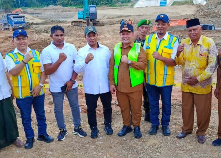 Bupati Aceh Utara, Ismail A Jalil (Ayahwa), saat mendampingi Anggota DPR RI, Ruslan M Daud (HRD) dan Kepala BWS Sumatera I meninjau progres pembangunan Bendung DI Krueng Pase, Senin (6/10/2025).