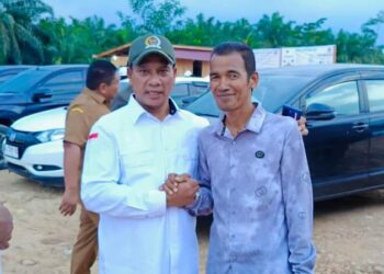 Wakil Ketua HKTI Aceh Utara, Rasyidin, bersama Anggota Komisi V DPR RI, H. Ruslan M. Daud (HRD), saat kunjungan kerja ke lokasi Proyek Strategis Nasional Bendung DI Krueng Pase, Aceh Utara, Senin (6/10/2025)